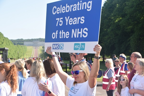 Special @parkrunUK marking 75th anniversary of #NHS75 will take place across NI next month.

On Saturday Oscar winner, #parkrun volunteer, James Martin and Peter May joined hundreds of runners @StormontParkrun  to officially launch #NHS75parkrun 

#HSC75 

health-ni.gov.uk/news/parkrun-n…