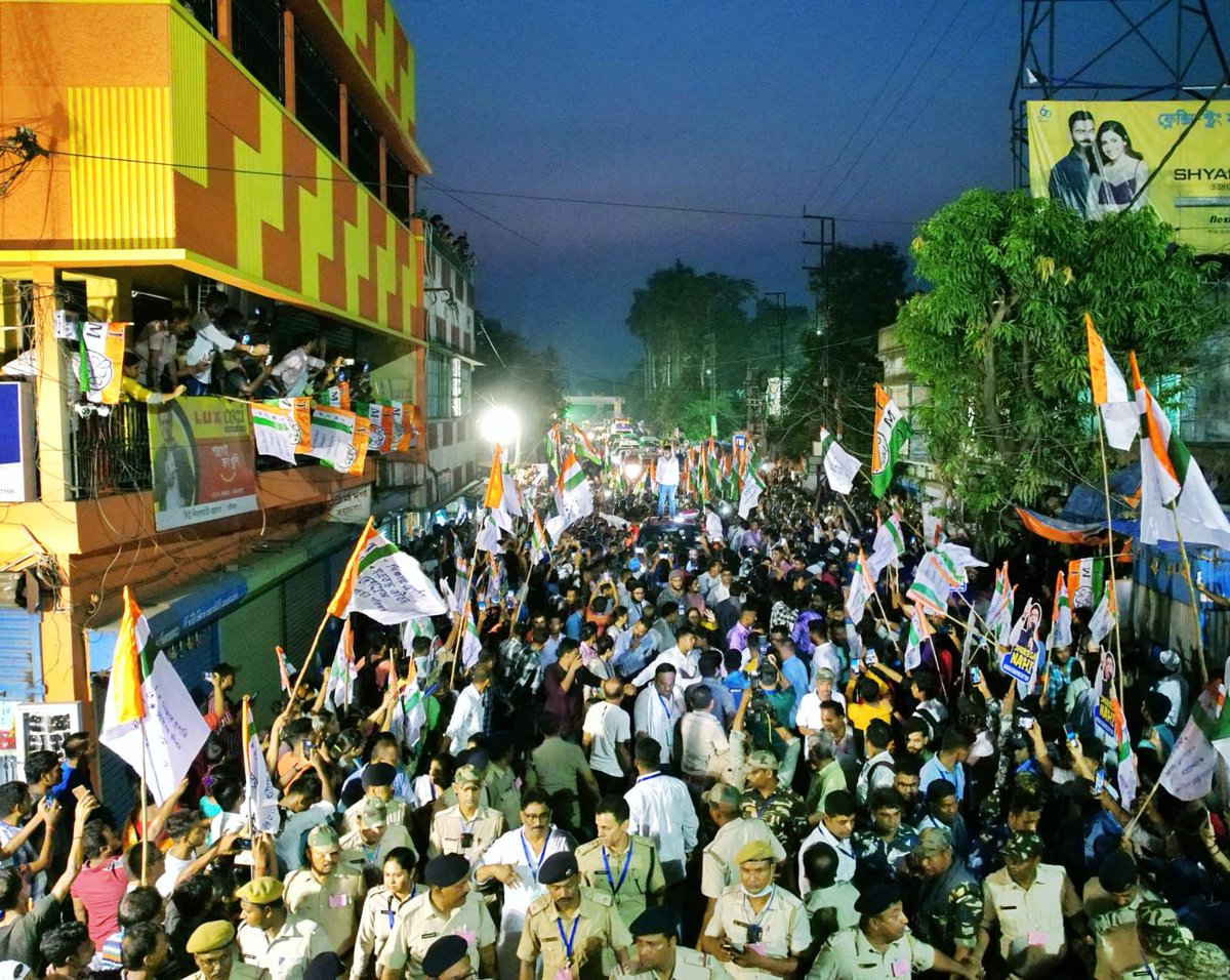 AITCofficial's tweet photo. WHAT A MAGNIFICENT ROAD SHOW in Chanditala!

People turned up in large numbers to show support for Nat'l GS Shri @abhishekaitc &amp; motivate him for his journey ahead. 

We are delighted to receive such positive response from people for #TrinamooleNaboJowar.

Few special moments👇🏻 https://t.co/eGBqV7CuVs