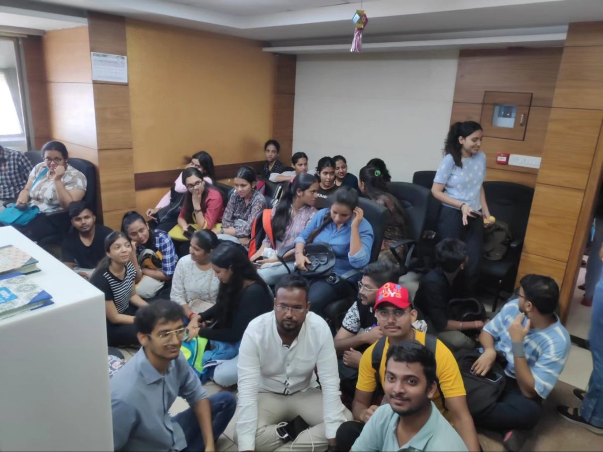 ABVPKonkan's tweet photo. सीईटी सेलने एमबीए निकालांबाबत  पारदर्शकता आणावी यासाठी आज सीईटी सेल च्या कार्यालयात  अभाविप मार्फत आंदोलन करण्यात आले . उत्तरपत्रिकांची नक्कल प्रत मिळणे, उत्तरतालिका जाहीर करणे .विद्यार्थ्यांचे मूळ गुण जाहीर करणे या मागण्या सीईटी सेल आयुक्त यांच्याकडे करण्यात आल्या . https://t.co/dX4kajRJld