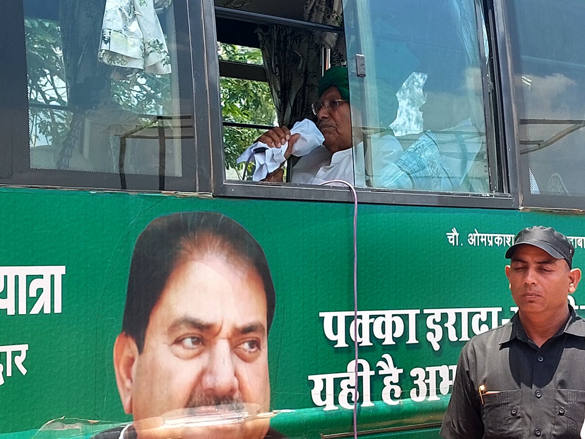 AnilTyagilive's tweet photo. "every #unemployedgraduate of @Haryana will get Rs 21000 as allowance n old age pension will b increased to Rs 7500/-" former CM #Haryana     #omprakashchatala  annoced at #Adampur in a #parivartanrally @AbhayChhajed17 @bishnoikuldeep @cmohry @INCIndia https://t.co/NPaaCZFpZb