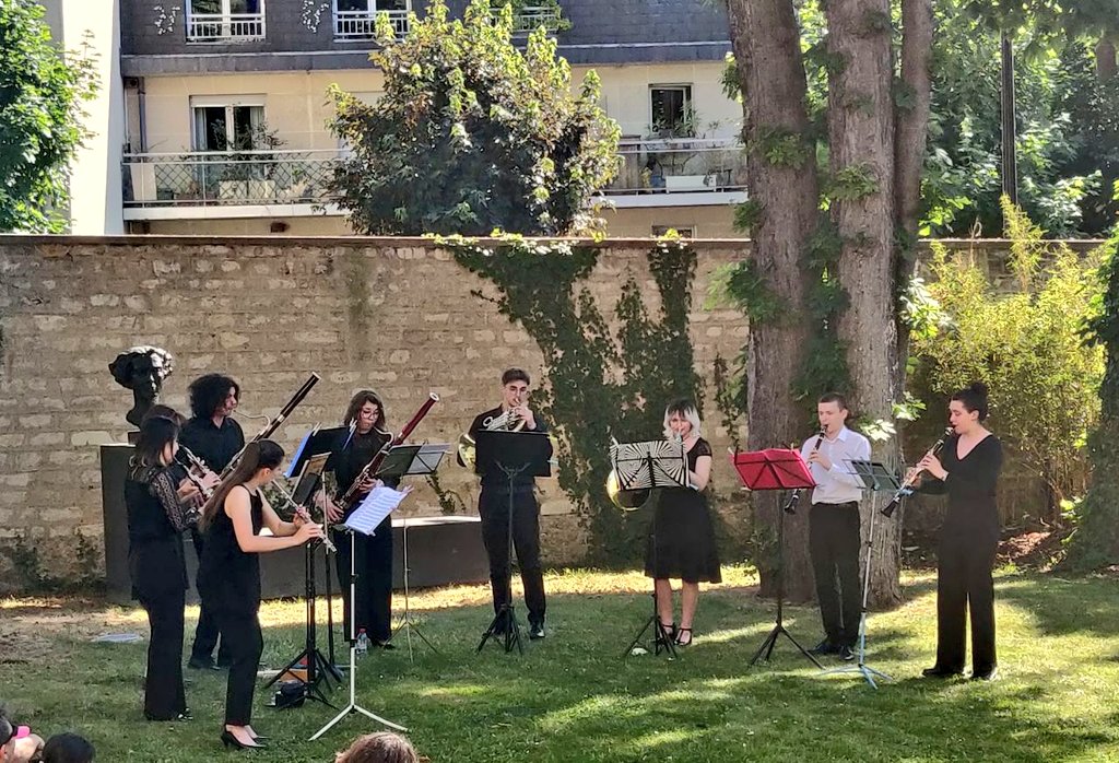 Bai_Achidi's tweet photo. Week-end culture, bonnes affaires et e-sport avec les concerts des étudiants #conservatoire #BoulogneBillancourt, dont un concert en plein air au #museebelmondo, les portes ouvertes du centre municipal #esport, les échanges avec l'équipe #Gameward et la brocante #PierreGrenier. https://t.co/eoFIyf32uU