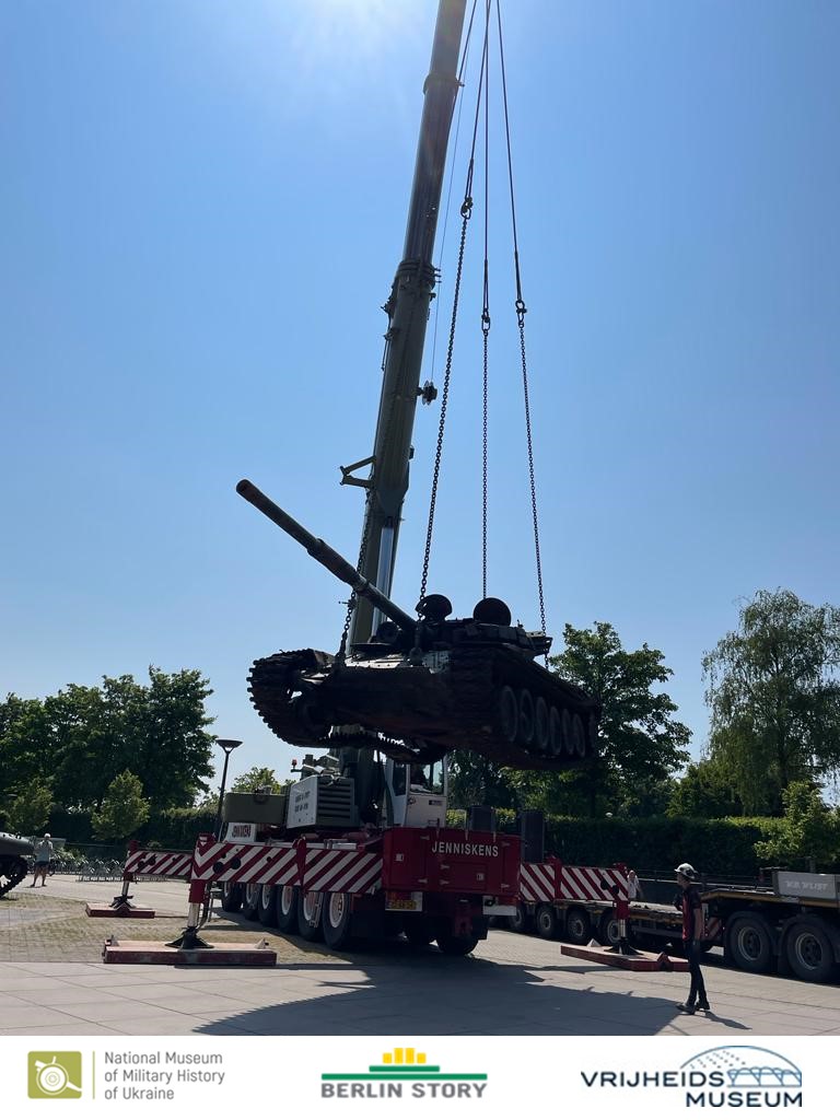 De vernielde Russische tank die enkele dagen op het Leidseplein heeft gestaan in Amsterdam is vanaf 5 juni 2023 weer te zien op het voorterrein van het Vrijheidsmuseum. Hier zal hij de komende maanden blijven staan. vrijheidsmuseum.nl/wat-is-er-te-d…