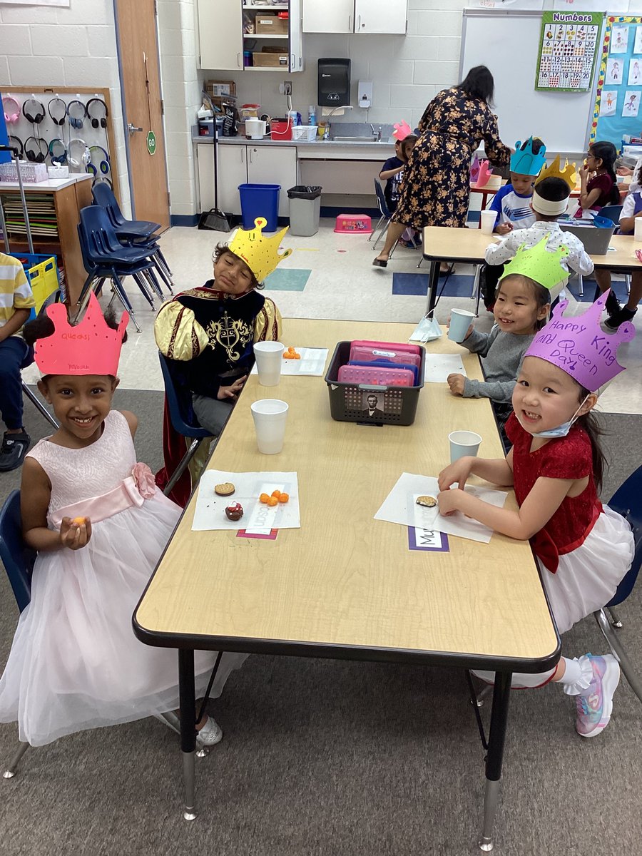 KinderSmarten's tweet photo. It’s my favorite day of Kindergarten…Queen and King Day. We dress up, we bow and curtsy as a greeting, and we have a fancy tea party! https://t.co/5vsiMdyMEm