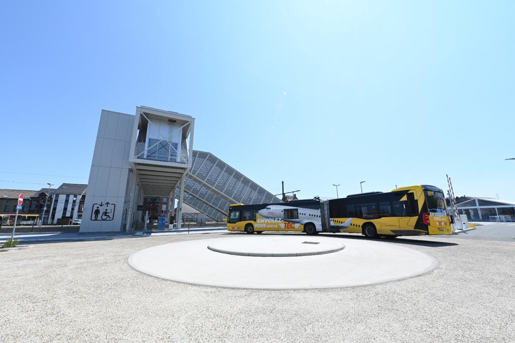 La gare de Fleurus devient intermodale et bénéficie désormais d'une ligne de bus directe vers l'aéroport de Charleroi. Des aménagements fonctionnels et confortables pour les voyageurs.

<a href="/SNCB/">SNCB</a> <a href="/LeTEC_Wallonie/">Le TEC</a> <a href="/Infrabel_FR/">Infrabel_FR</a> 

▶️ Plus d'infos en vidéo : youtu.be/A3cA9aOzdGE
