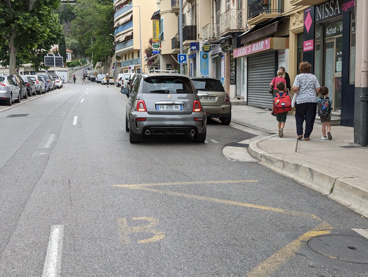 Il y a une place à côté, mais à #NiceVilleLaxiste, les automobilistes savent qu'ils ne risquent rien quand ils se garent en double file. La Police du Maire ferme ses yeux ou tourne les 4000 caméras de vidéolaxisme vers une autre direction.

#MonEtéàNice

@RichardChemla