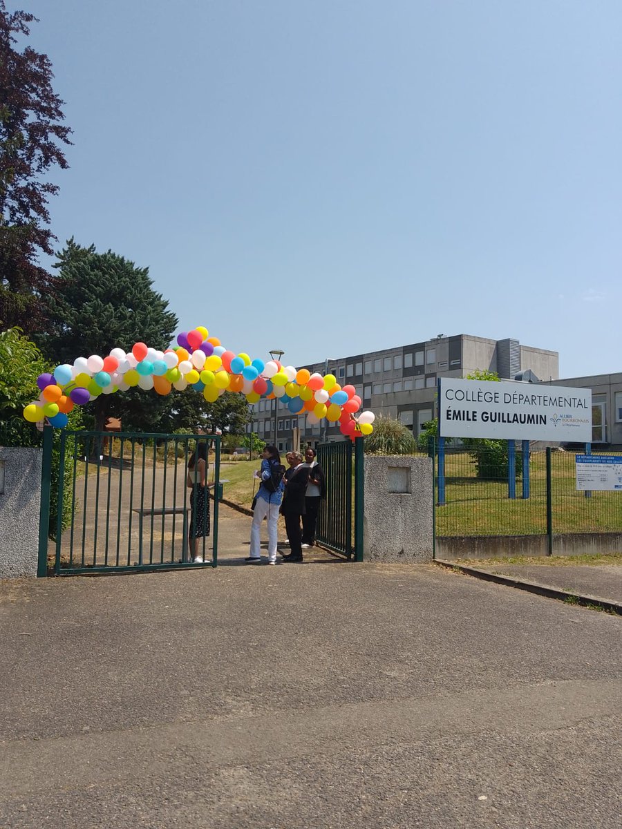 DSDEN_03's tweet photo. Mme PRESTAUX, IA DASEN s'est rendue le 3 juin à la célébration des 50 ans du @EmileGuillaumin @Villedemoulins en présence de Mme le Préfet @Prefet03, M. Bidaud @Allierdpt et M le Maire @PA_Perissol 
🎂visite 
🎂 film rétrospectif sur la vie étab
Dans la joie et la bonne humeur... https://t.co/NGWYB5mjQq
