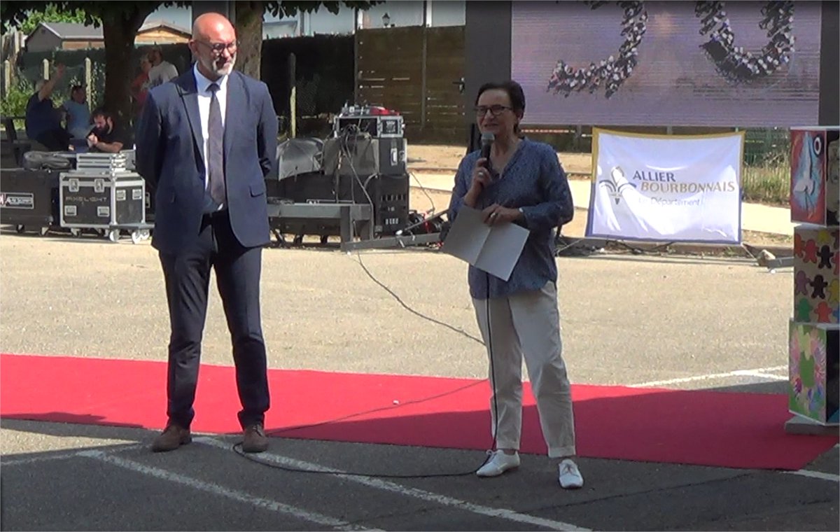 DSDEN_03's tweet photo. Mme PRESTAUX, IA DASEN s'est rendue le 3 juin à la célébration des 50 ans du @EmileGuillaumin @Villedemoulins en présence de Mme le Préfet @Prefet03, M. Bidaud @Allierdpt et M le Maire @PA_Perissol 
🎂visite 
🎂 film rétrospectif sur la vie étab
Dans la joie et la bonne humeur... https://t.co/NGWYB5mjQq