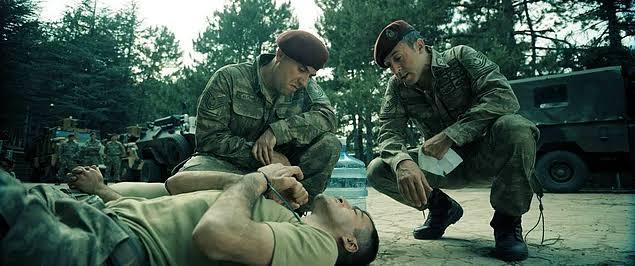 Zor zamanlar olur
Nasıl çıkarsan içinden
Omurgan böyle şekillenir