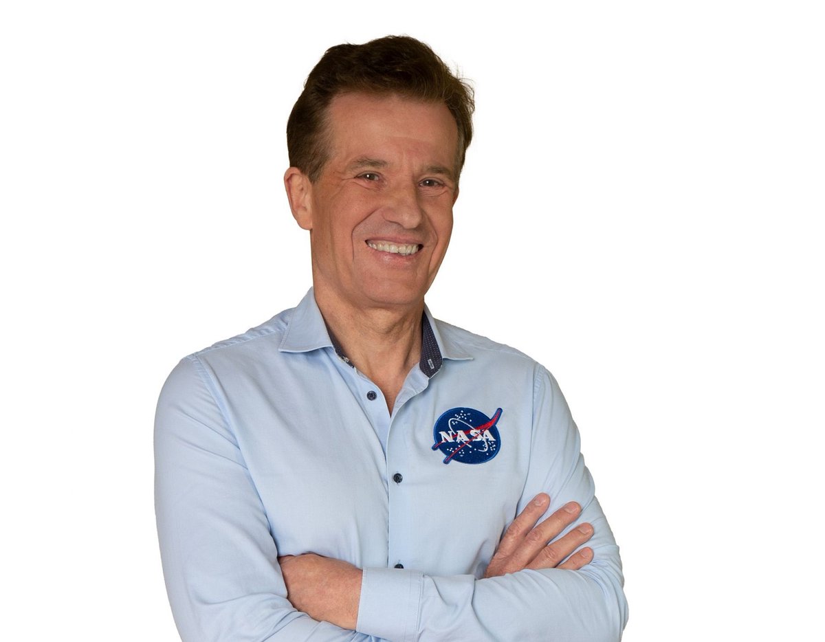 Zapraszamy na spotkanie z wyjątkowym gościem - Arturem B. Chmielewskim - Polakiem pracującym w <a href="/NASA/">NASA</a> 🚀
📅 6 czerwca, godz. 16.15
📍 Gmach Główny Politechniki Warszawskiej, s. 134
🙂 Wstęp wolny!

Będą opowieści o kosmicznej pracy i odwadze do robienia wielkich rzeczy 🤩