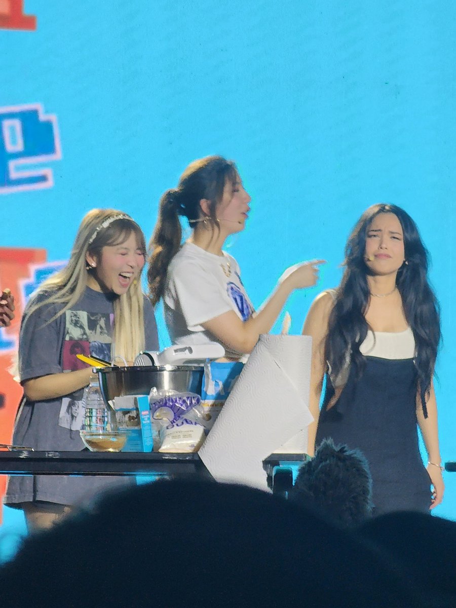 reikoHCHS34's tweet photo. I forgot what happened, but yes, the roomies 🙃💖 @yvonnie @fuslie @Valkyrae 

#CONQuest2023 Day 1 📷
Cookie with a Roomie
#valkyrae #sunrae #yvonnie #fuslie #leslie #lesler #conquest #roomies https://t.co/wLBP6fEArS