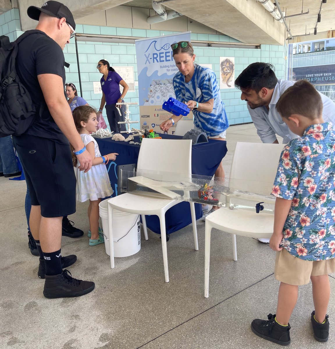X_Reefs's tweet photo. Yesterday #XREEFS participated in the @FrostScience #WorldOceansDay event!
🌊🪸
We loved watching kids play with our interactive wave tank & teaching them how natural, artificial & hybrid #coral reefs can reduce wave energy & protect our coasts from erosion & storm damage! https://t.co/LTn4AAM99j