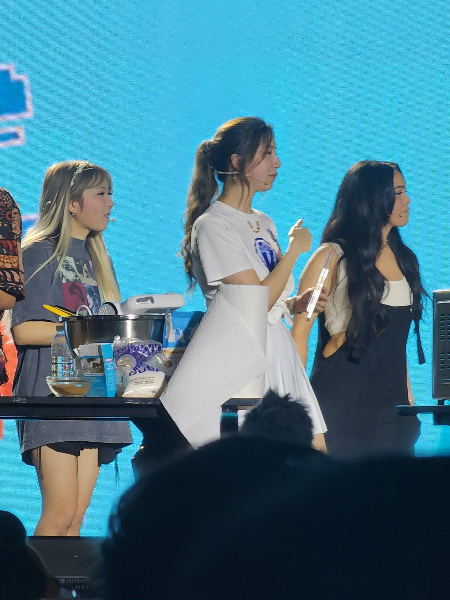 reikoHCHS34's tweet photo. I forgot what happened, but yes, the roomies 🙃💖 @yvonnie @fuslie @Valkyrae 

#CONQuest2023 Day 1 📷
Cookie with a Roomie
#valkyrae #sunrae #yvonnie #fuslie #leslie #lesler #conquest #roomies https://t.co/wLBP6fEArS