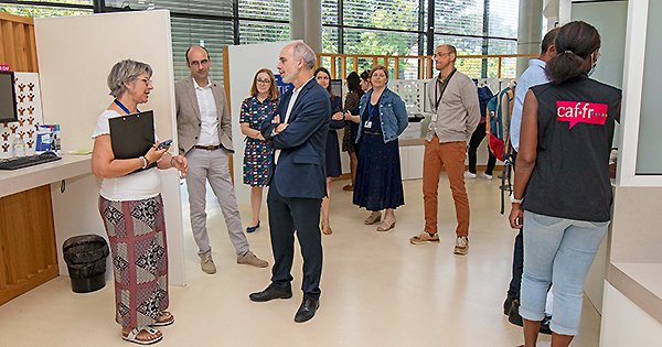 caf44_actus's tweet photo. #Evènement 🔵 Vendredi 2 juin, @nicolasgrivel
, directeur général de la @cnaf_actus, est venu à la rencontre des salariés de la #Caf44.
💬 Le temps d'une journée, il a échangé avec les équipes sur la relation allocataires, le contrôle sur place, l'actualité des #prestations... https://t.co/crbL5JPDVt
