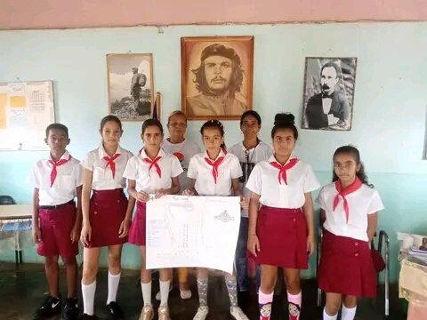 PedroGmezHernn5's tweet photo. El Círculo de Interés de Medio Ambiente de la escuela primaria Ramón Domínguez del Consejo Popular Júcaro municipio Venezuela identifica áreas vulnerables a través de una actividad de mapeo en saludo al Día Mundial del Medio Ambiente.#ProyectoMiCosta.#MapaVerde #LatirAvileño https://t.co/zdKBvh5c89