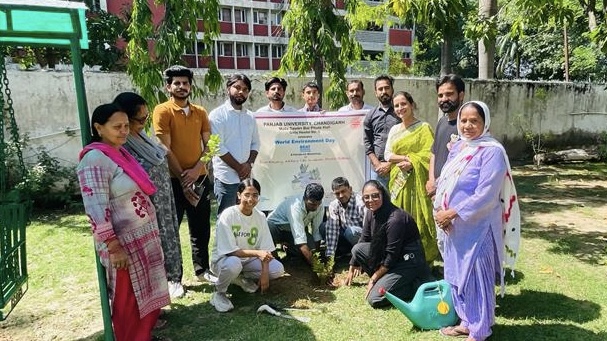 gh5_pu's tweet photo. #BeatPlasticPollution #WorldEnvironmentDay2023World Environment Day was celebrated by planting fruit trees by volunteer students, Aarti (Ex-resident),Arshdeep, Karan, Kulwinder, Aayushi, Ankush, Kulwinder, Jaspreet, Lovejeet, Vishwajeet
@UNEP @PrinSciAdvGoI @OfficialPU @sembi_jk https://t.co/lFO0iYKlCX