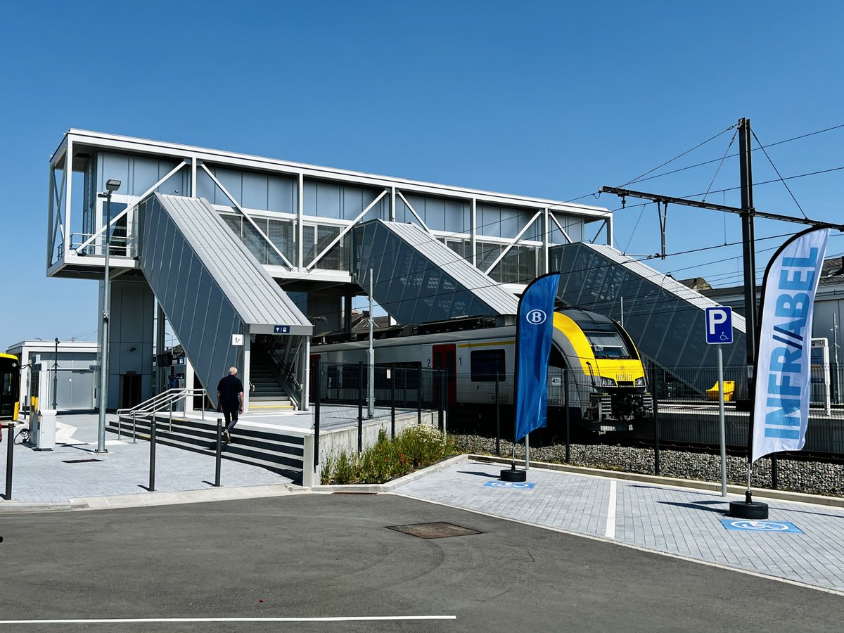 Inauguration de la gare intermodale de Fleurus et des nouvelles lignes aérobus 🚌 2 nouvelles lignes de bus, un local vélo sécurisé, nouveau parking, une passerelle de 36m, ... Un projet de mobilité durable et d’intermodalité pour accéder à l'aéroport et au parc d'entreprises 👌