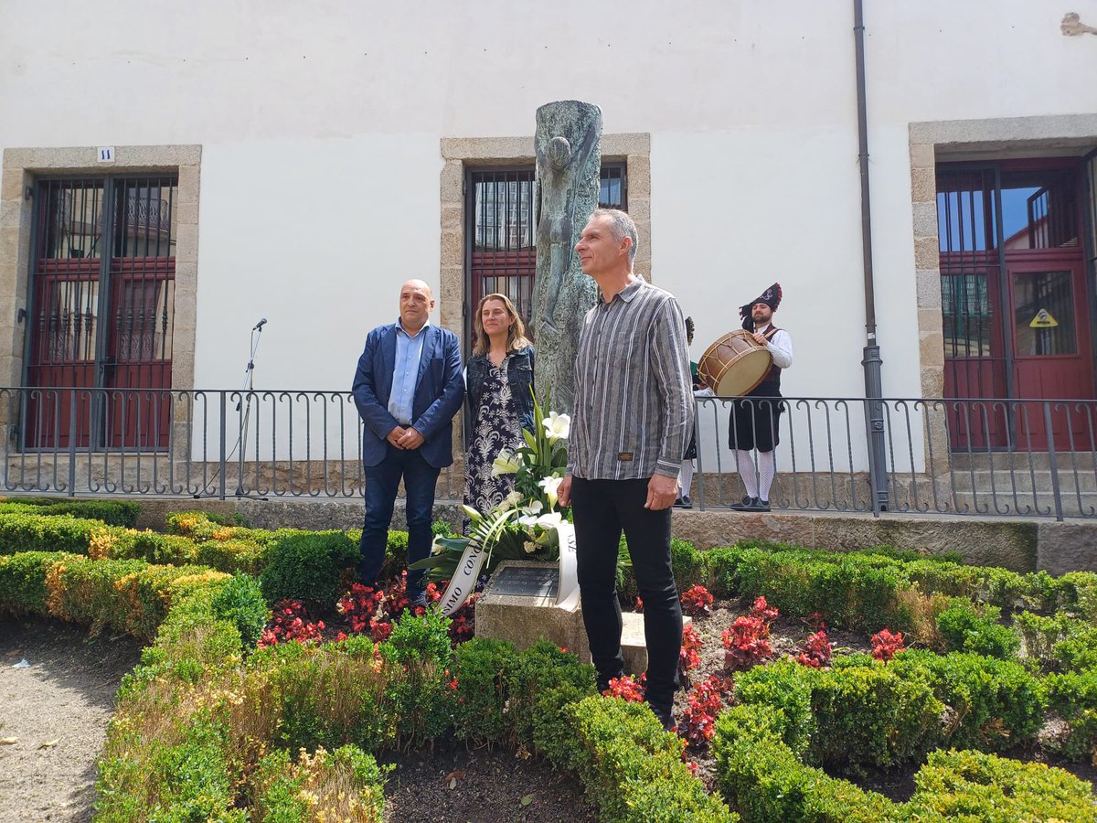 📸 💐Hoxe participamos na tradicional homenaxe a #AlexandreBóveda no @OurenseConcello, este ano conmemórase o 120 aniversario do seu nacemento.