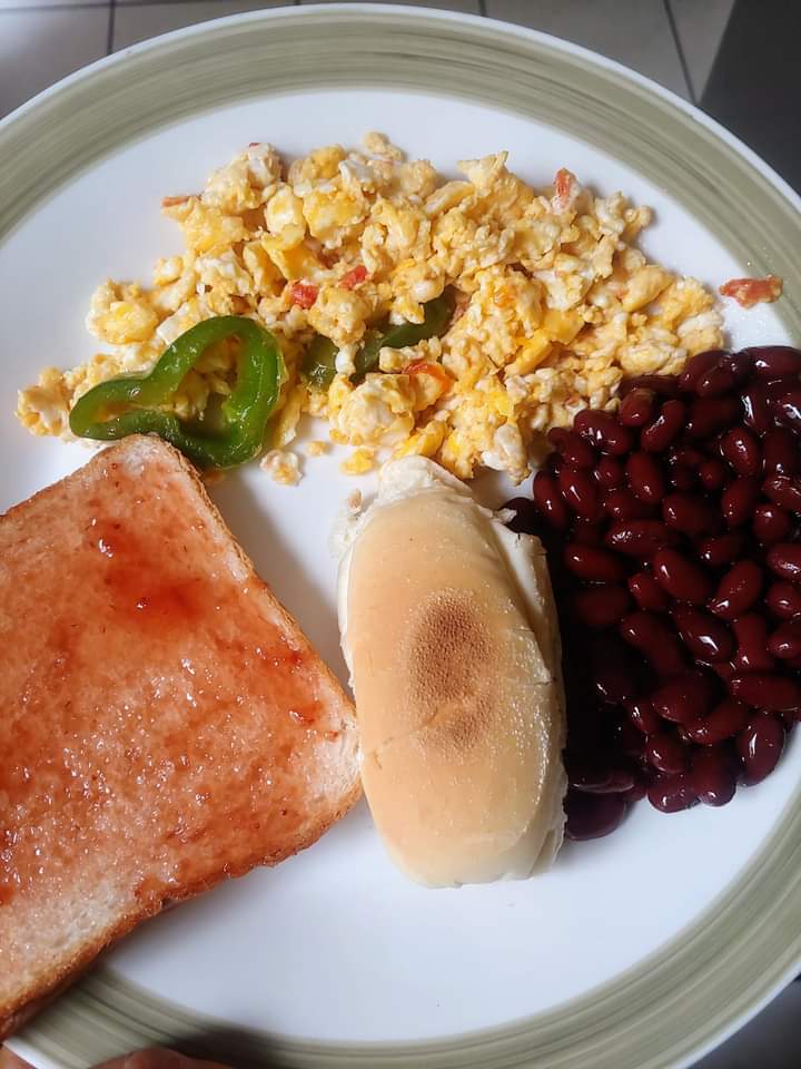 Ingrydadriana's tweet photo. Gracias a nuestros agricultores voy a desayunar. #IngridChef me falta el queso duro 😒, aguacate ya tengo jaja https://t.co/DgIgL0OHMX
