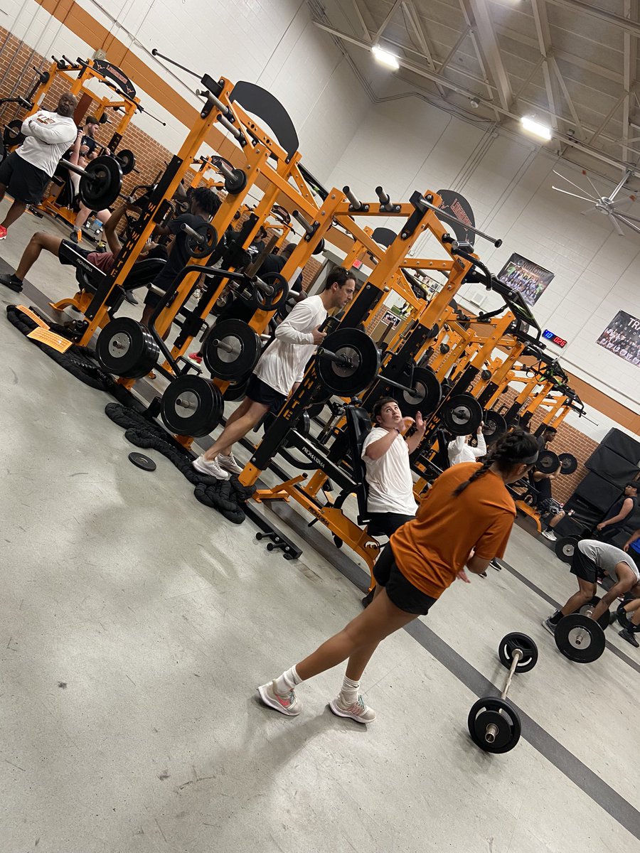 WTWLonghorns's tweet photo. Champions are made in the summer. #bealonghorn #dubt 🧡🤍🤘 https://t.co/f4Qbqnz5wi
