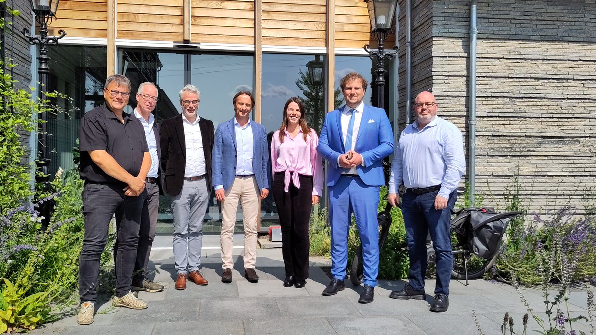 Tweede Kamerlid <a href="/RomkeDeJong/">Romke de Jong</a> was vandaag op werkbezoek in #Twente. Te gast bij ReintenInfra in Borne, een inspirerend voorbeeld van  #volhoudbaarheid in de (infra)bouw. Daarnaast een interessante presentatie van Kennispunt Twente over de arbeidsmarkt in de grensregio.