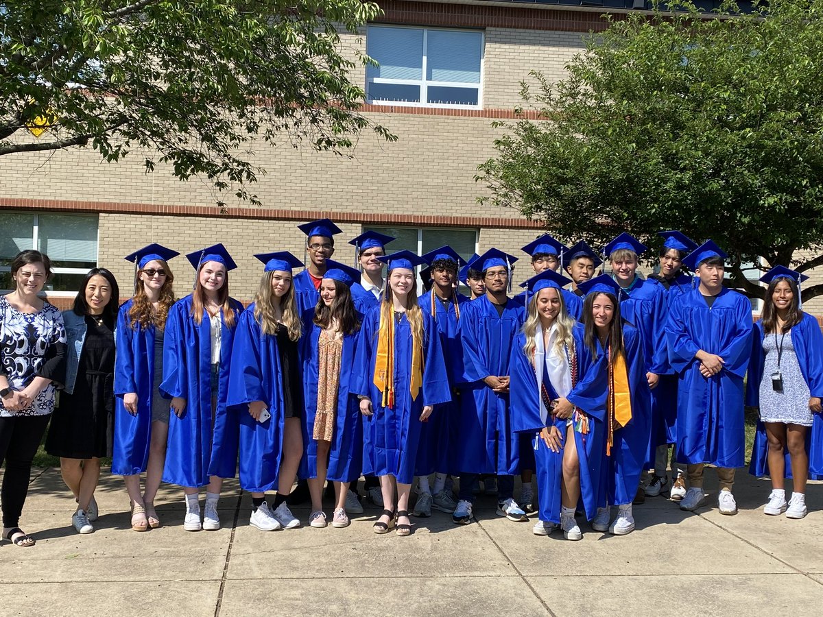 Graduating Eagles ready to SOAR and take on the world! “Be bold enough to use your voice, brave enough to listen to your heart, and strong enough to live the life you’ve always imagined.” Congratulations, graduates! @MsAn_FCPS @MrsBowman_FCPS @MissWilsonFCPS