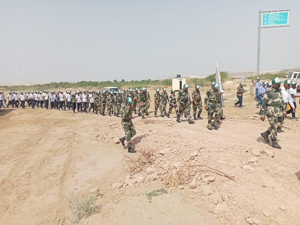 FortBarmer's tweet photo. Participated in plantation drive at Barmer.
#worldenvironmentday #barmer #BSF #JSW #SWML #WorldEnvironmentDay2023 #WorldEnvironmentalDay #Desert https://t.co/LqbRpYhvK7