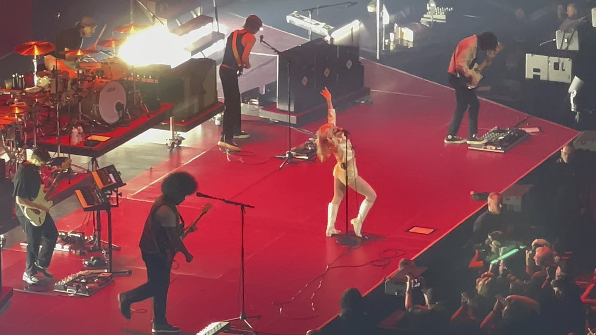 x_spookshowbaby's tweet photo. Had the absolute best time last night. #Paramore #ParamoreCleveland https://t.co/NGyEY2eN4Y