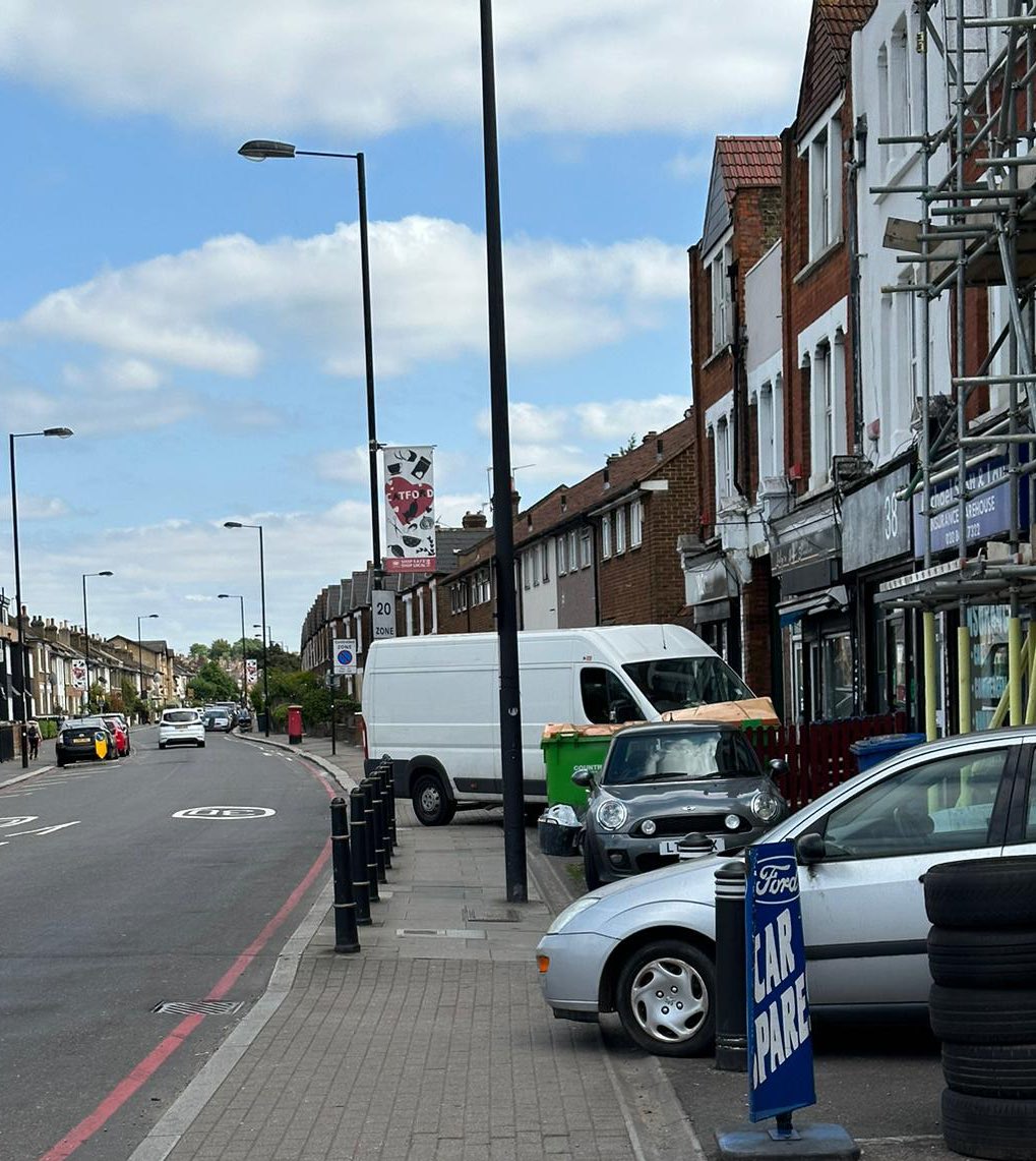 CatfordParking's tweet image. Just metres from @LewishamCouncil offices a family with pram is forced to walk into a busy road to get around pavement parking.

We need enforcement on Sangley &amp;amp; Sandhurst Road, @LouiseKrupski &amp;amp; @damienegan. Just 2 tickets were issued on Sandhurst last year. 

@YPLAC