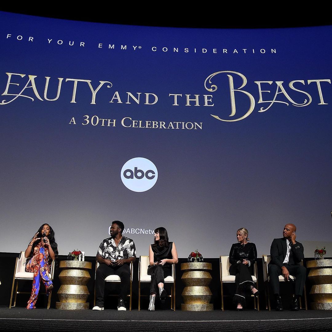 FEELING SOPHISTICATED. I missed my beauty and the beast family!!!!! So much fun. Thank you @disney #Beautyandthebeast30th #disneyfycevent 🌹💛💛💛 - H.E.R. vía Instagram Post - Junio 4, 2023