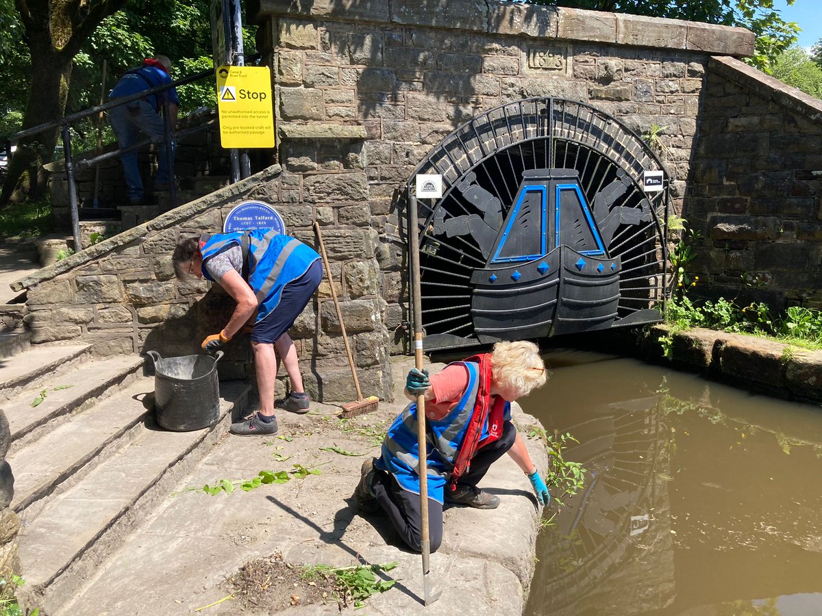 What a way to celebrate #VolunteersWeek, staff, VLK'S/volunteers all working together in the sunshine making a difference. Before finishing the day with coffee and cake for our fabulous #Volunteers 😊🙏 #VolunteerByWater #VolunteersWeek2023 #ShoutAboutVolunteering #ThankYou