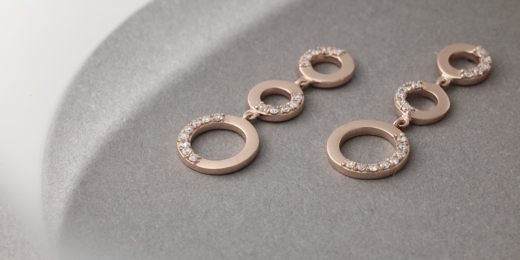 Rose Gold is unfairly underappreciated, but we want to change that! Made by combining gold with copper, rose gold has been in jewelry history for centuries. It doesn’t tarnish quickly and is more durable due to its higher copper content.
#midwestluxury #rosegold