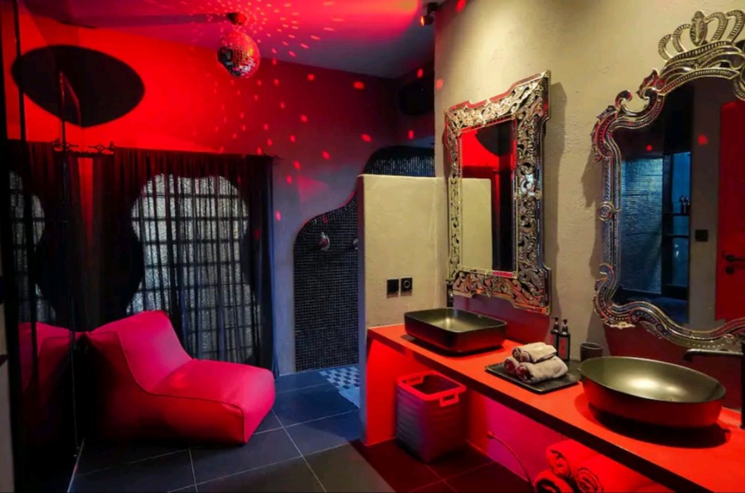ombotaakk's tweet photo. 🏩 : Daring Room
📍 : Uluwatu, Bali
Yang mau merasakan menginap dgn sensasi &amp; fantasy ala 50 shades of grey, nah cocok deh kesini.
💸: 2,5jt/night
Dilengkapi dgn properti BDSM nya juga
Available di Airbnb

Video room tour nya gue post dibawah ya https://t.co/hqaTqSbpZs