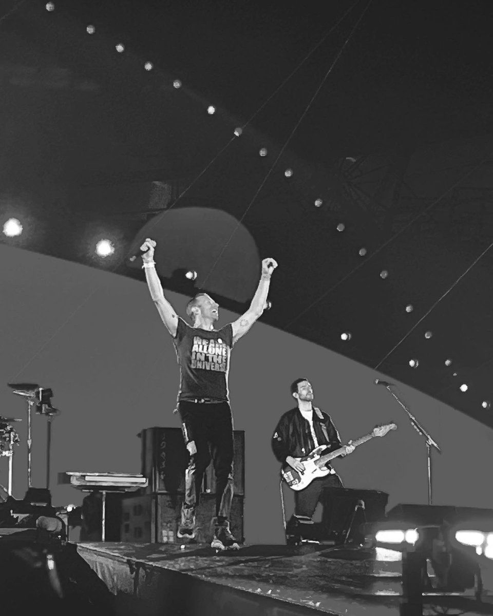 NatalieQuirk's tweet photo. Still not over how fantastic @coldplay were last night 🙌🏼🩷🌈🌟#ColdplayManchester https://t.co/z94VU74To9