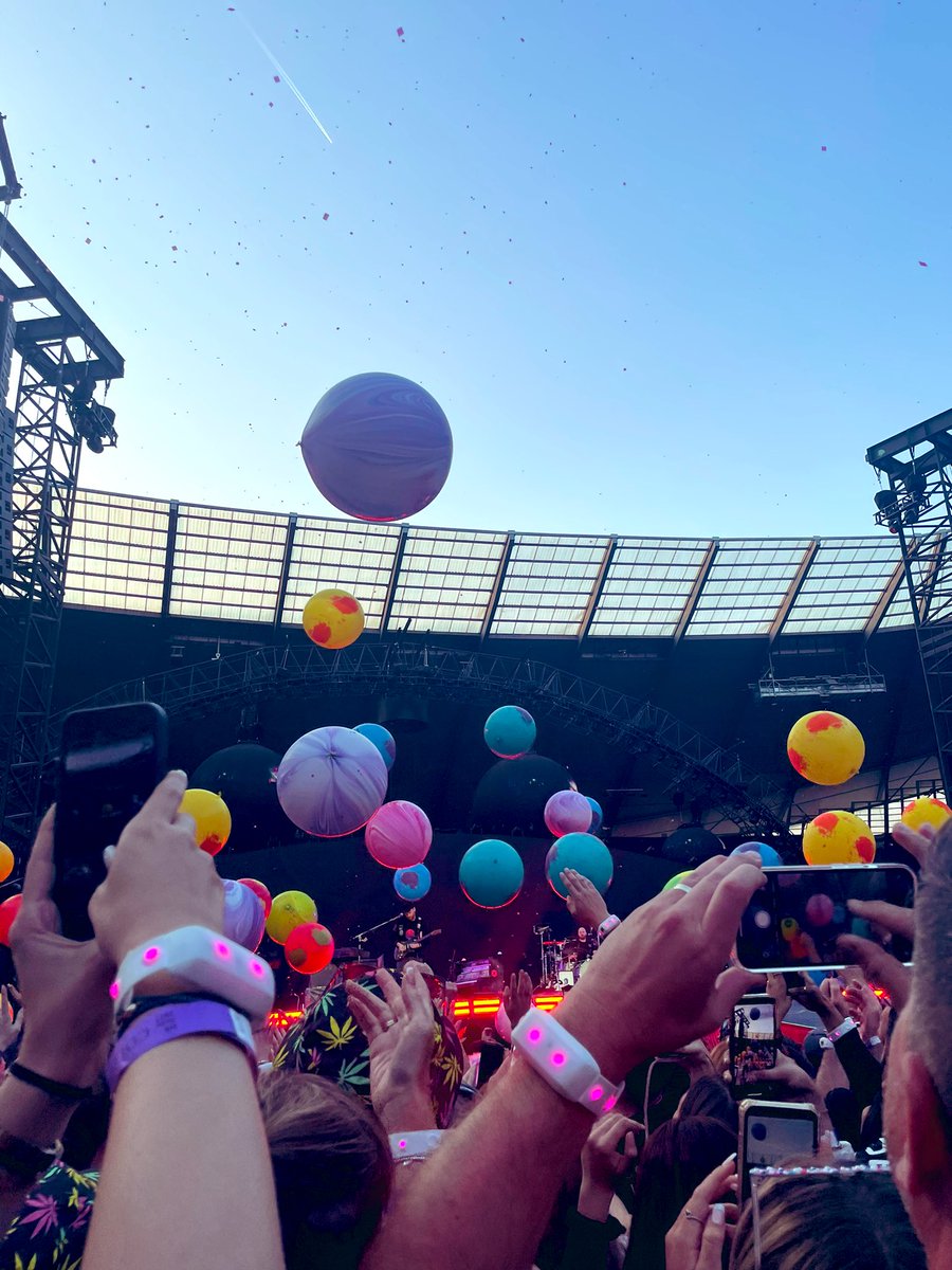 NatalieQuirk's tweet photo. Still not over how fantastic @coldplay were last night 🙌🏼🩷🌈🌟#ColdplayManchester https://t.co/z94VU74To9