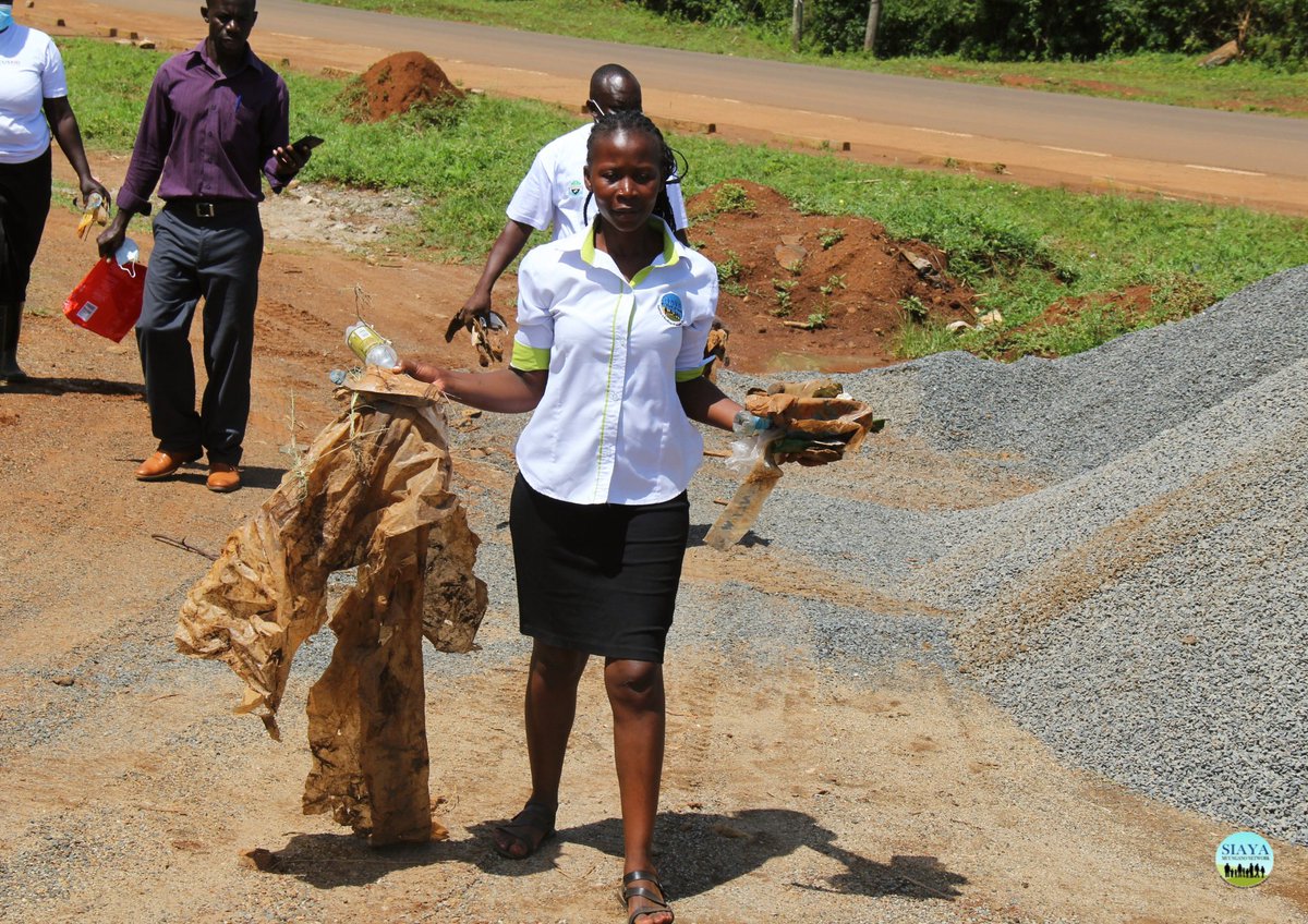 MuunganoCentre's tweet photo. Today, we united with @of_siaya  , CSOs in Siaya, and passionate individuals to mark #WorldEnvironmentDay in Siaya. Together, we cleaned up Siaya town, igniting a ripple of positive change. #BeatPlasticPollution 
@WeAreVCA @stawishaafrica @WorldVisionKE @amwaafrika https://t.co/JHRx4i4XjW
