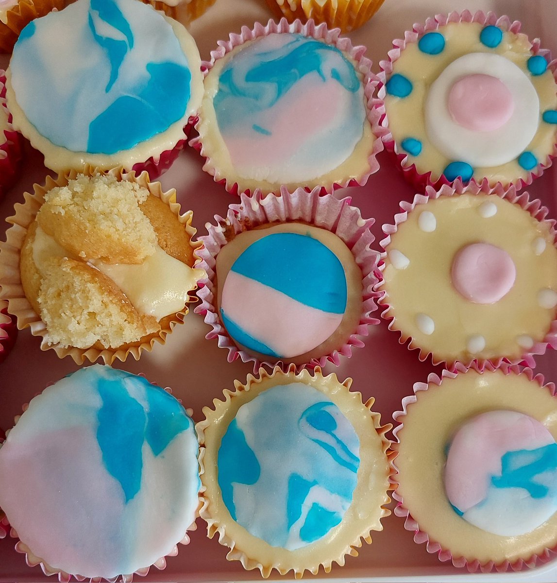 sneakycats's tweet photo. Baking and decorating buns with the older adults today. 🙂 https://t.co/s0YTjx8dVM