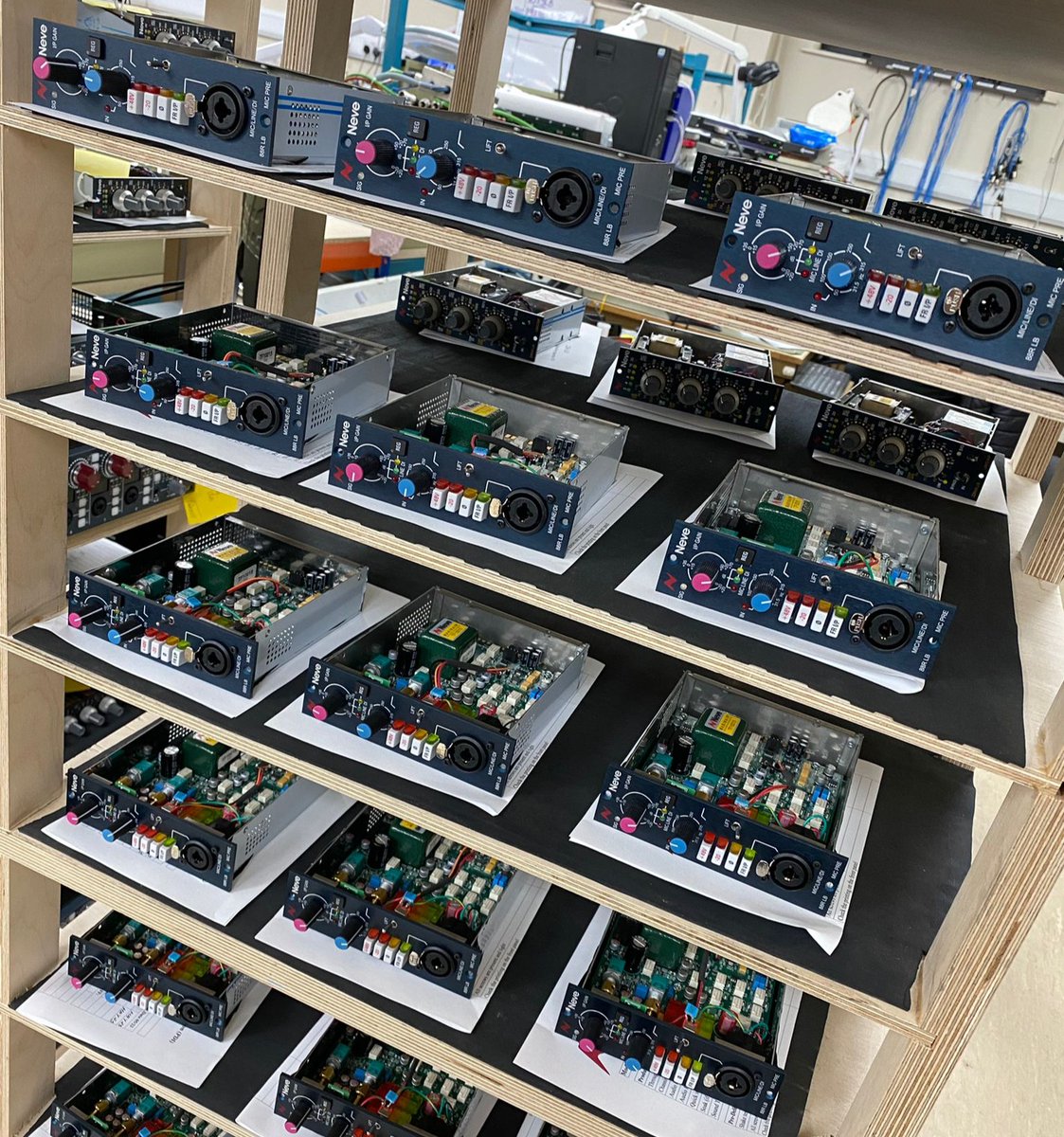 A glimpse inside the 88RLB 👀 

#NeveSound #Neve88RLB