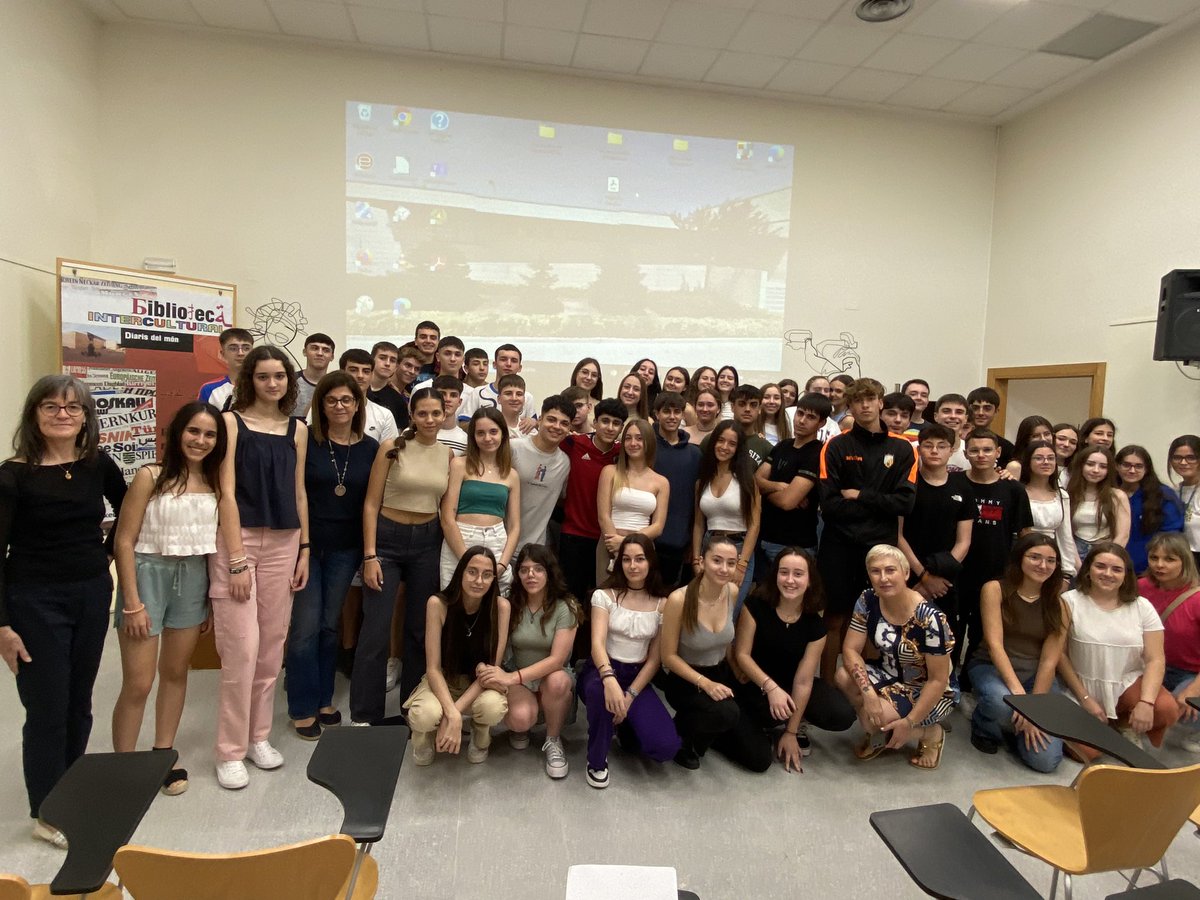 Un goig veure i escoltar el diàleg de les poetes <a href="/MjEscriva/">Maria Josep Escrivà</a> i <a href="/SabaterRosa/">M. R. Sabater i Soliva</a> amb l’alumnat de 4t d’ESO de <a href="/csapcarcaixent/">Col.legi San Antonio de Padua - Carcaixent</a>. Els versos han cobrat més vida amb els vídeopoemes que han preparat molts i moltes joves lectors. La poesia roman molt viva a #Carcaixent