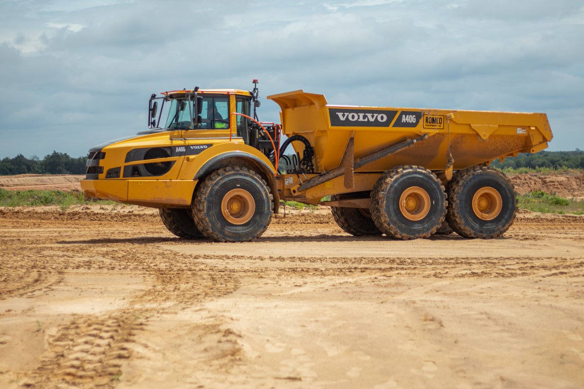 Volvo A40G in action at Burleson Sand Mine 📍

#romcoequipment #volvoce #volvoa40g #constructionequipment #heavymachinery