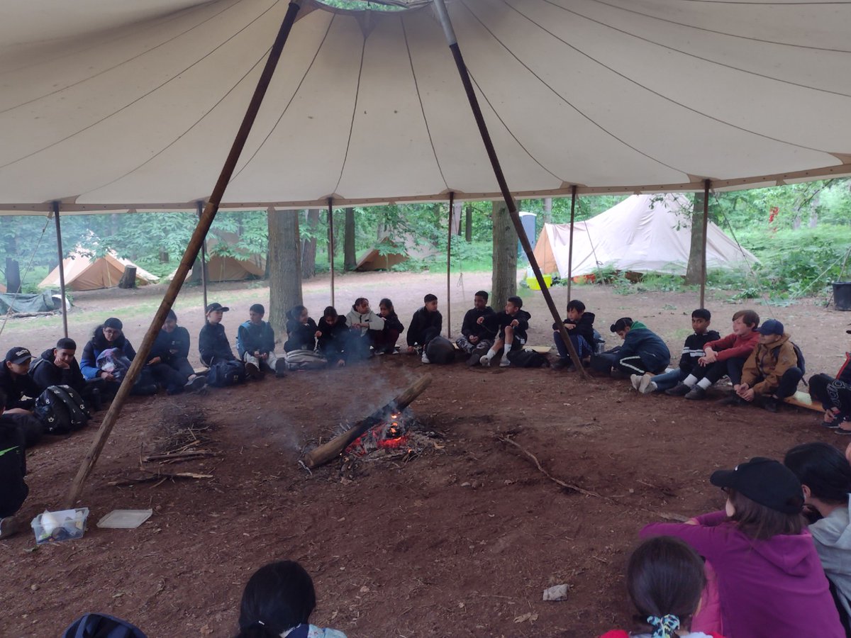 Year 5 & 6 have safely arrived and set up camp in the glorious Blenheim Woods. What a view! The pupils have been immediately set to work, building fires to barbeque their lunch. Woodland survival is soon to come….
#Outdoorlearning #bushcraftuk
@BushcraftOnline#CognitaWay