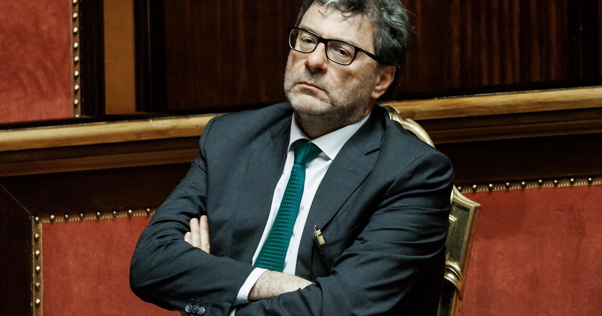 Il ministro del #Tesoro, #GiancarloGiorgetti, ha querelato #Repubblica per un articolo su 'visti facili agli investitori russi': scoppia il caso  liberoquotidiano.it/news/politica/…