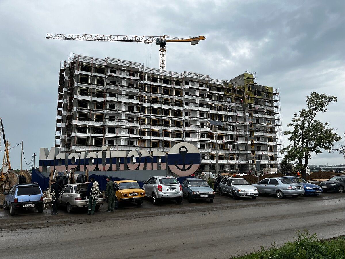 Marioupol, la ville vitrine voulue par Vladimir Poutine. La cité portuaire est transformée en un gigantesque chantier désormais sous la menace d'une contre-offensive ukrainienne. 🇺🇦/🇷🇺 Reportage de @SylvainTronchet radiofrance.fr/franceculture/…