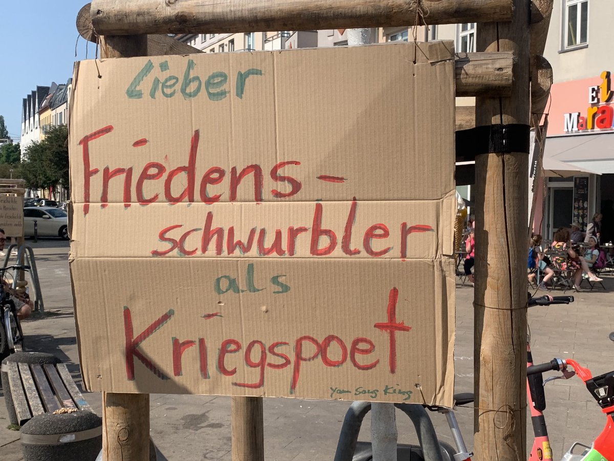 Samstag #b0306 noch im #Mauerpark, heute #b0506 schon am #Antonplatz in #Weissensee: 
Die #GalerieDesGrauens aka #WäscheleineDerFalschbehauptungen; deren Eigenbezeichnung „Corona-Pressespiegel“.
Unbehelligt und gelangweilt sitzend, wähnt man sich noch immer… 1/2