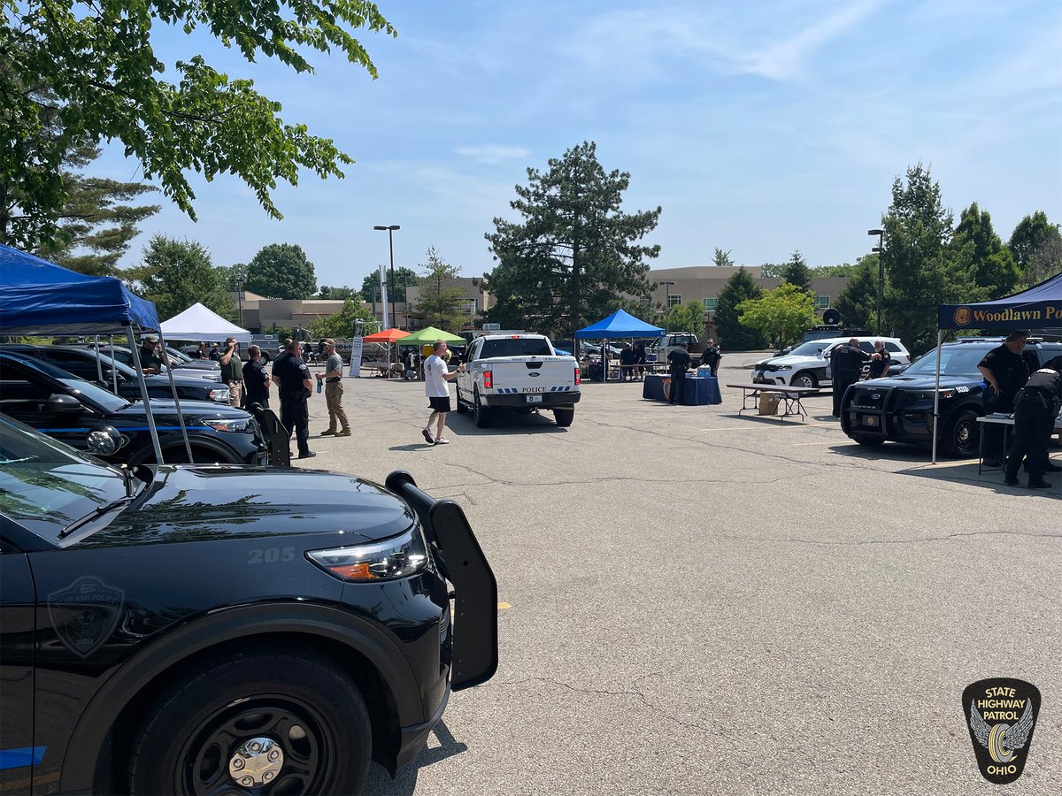 On Saturday, @OSHP recruiters Trooper McIntyre and Trooper Beck attended the Law Enforcement Expo, held by the Springdale Police Department, at the Springdale Recreation Center. If you're interested to #JoinOSHP or learn more, visit bit.ly/3MPP9Y5. 🚔🚨 #InTheCommunity
