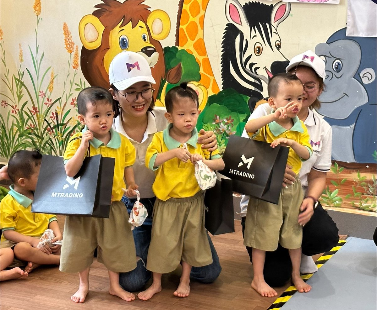 MTradingVietnam's tweet image. #MTrading cùng với đối tác chiến lược #MPlusAcademy đã có buổi đi thiện nguyện ý nghĩa đến Mái Ấm Chúc Từ ☀️ nơi nương tựa của các bạn nhỏ thiếu tình yêu thương của cả ba và mẹ. Hiện mái ấm đang nuôi dưỡng các bé bị bỏ rơi từ 3 tháng đến 5 tuổi👨‍👧‍👦