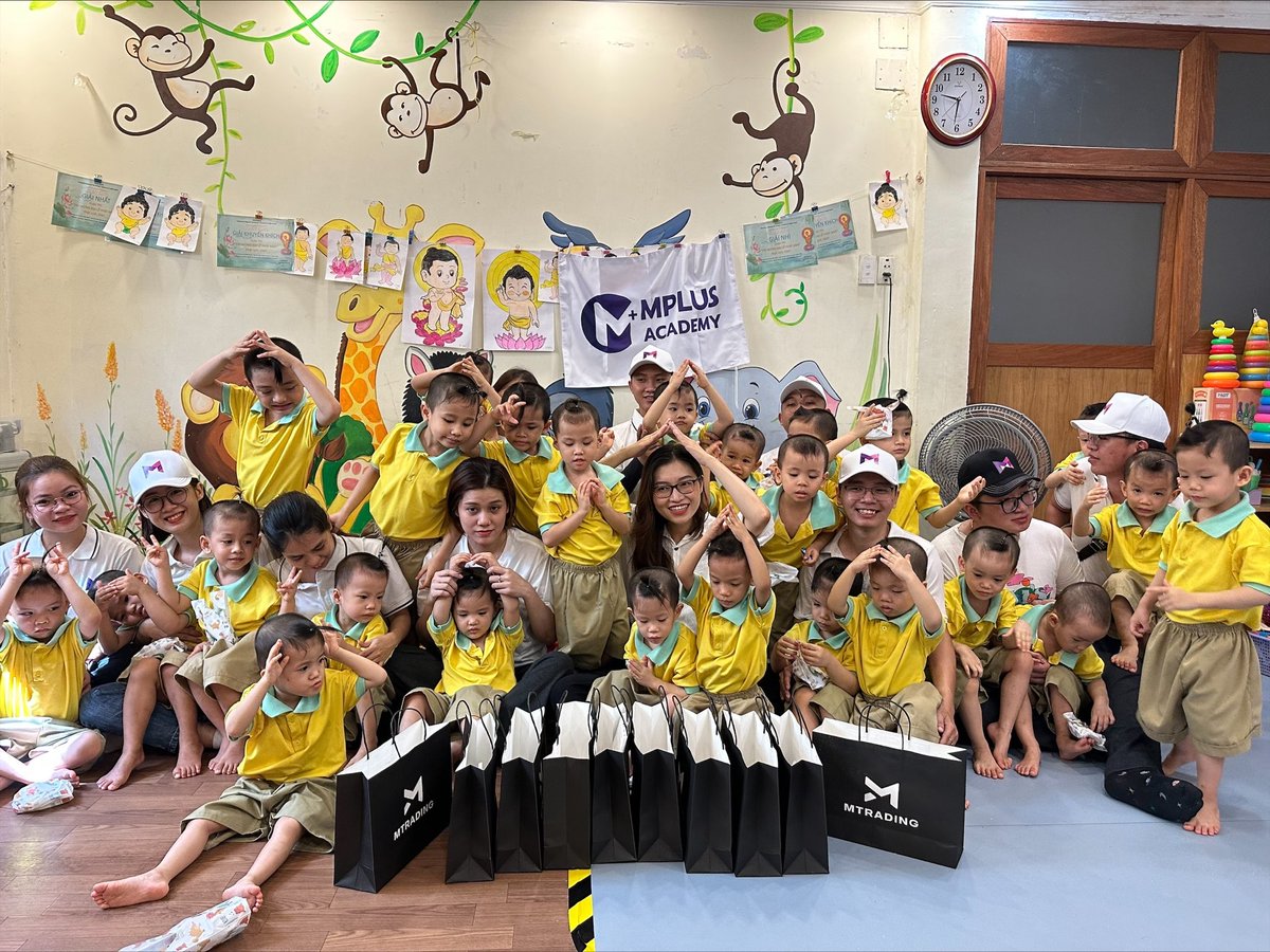MTradingVietnam's tweet image. #MTrading cùng với đối tác chiến lược #MPlusAcademy đã có buổi đi thiện nguyện ý nghĩa đến Mái Ấm Chúc Từ ☀️ nơi nương tựa của các bạn nhỏ thiếu tình yêu thương của cả ba và mẹ. Hiện mái ấm đang nuôi dưỡng các bé bị bỏ rơi từ 3 tháng đến 5 tuổi👨‍👧‍👦