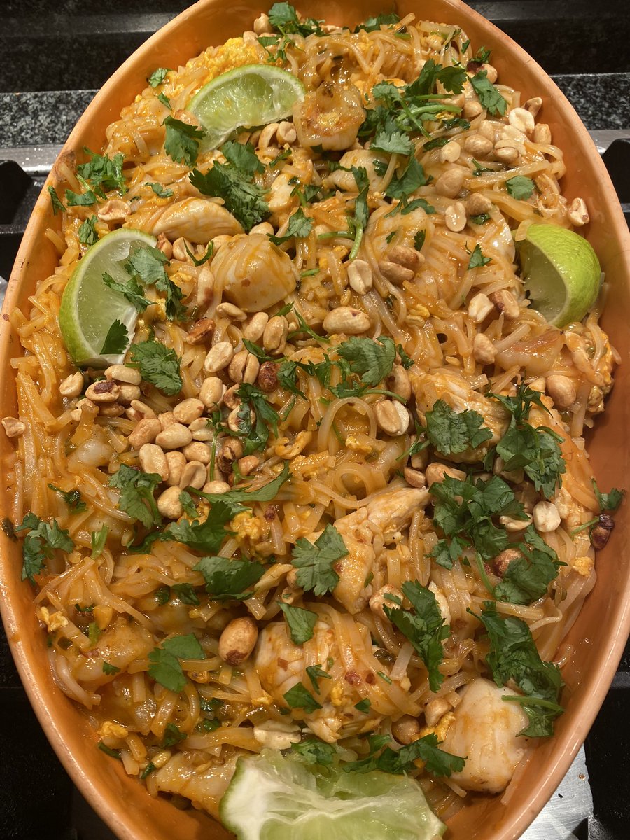 astromeilix's tweet photo. spicy wok w/ scallops, chicken &amp; shrimps. 
also this will be my last dinner with my favourite person in 7 weeks 🥲 https://t.co/0UKBP9yDl1