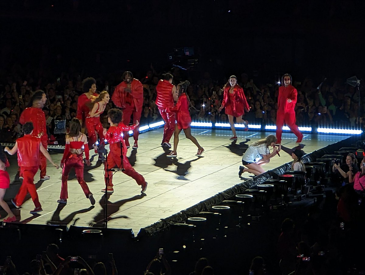 mahnikaraetz's tweet photo. Taylor's brain breaking and trying to bring that girl on stage 🫶✨ https://t.co/zng54dtTJc