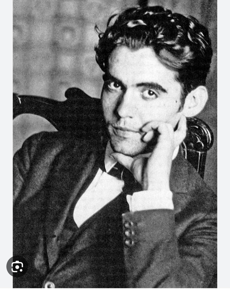 Feliz 125 cumpleaños, Federico!!!

Ojalá pronto llegue el día en que podamos poner flores en su tumba y con él a los miles que aún permanecen en las cunetas.

#Lorca