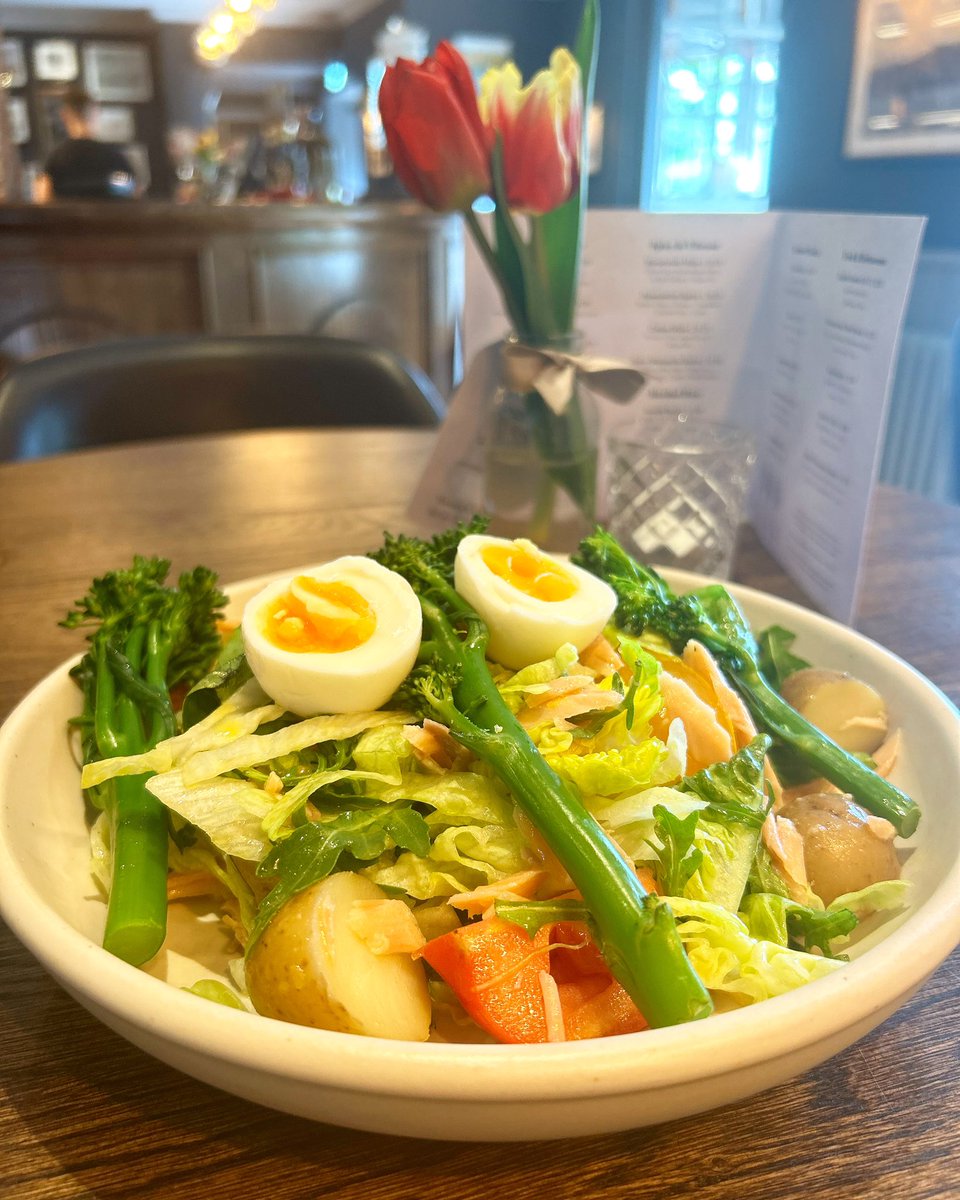 What a perfect day for a fresh summer salad! Have you tried our new salmon niçoise? Proving to be very popular, and perfect for a weekday lunch. Pop in and try for yourself! 

#summersalad #salmonnicoise #healthymonday #youngspub #youngspubfood #youngs #tonbridge #kent